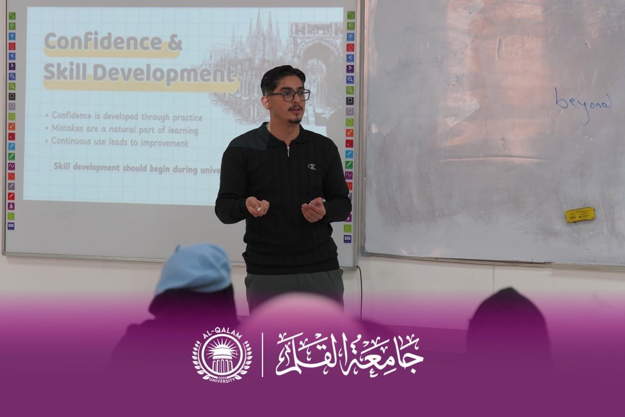 طالب في كلية التربية يقدّم ندوة علمية حول أهمية اللغة الإنجليزية لطلبة الجامعة